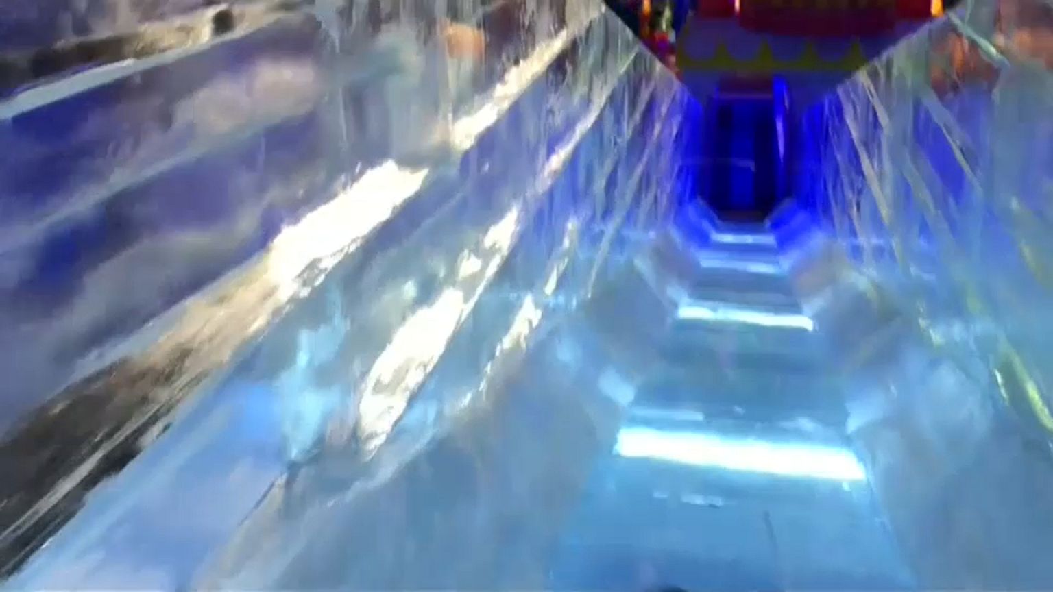 Riesenspaß: Rutschen auf Eisrutsche