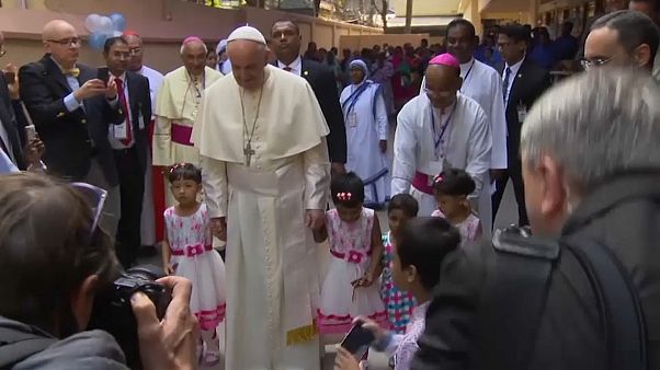 Il Papa con gli orfani, i disabili, i giovani del Bangladesh Il Papa con gli orfani, i disabili, i giovani del Bangladesh