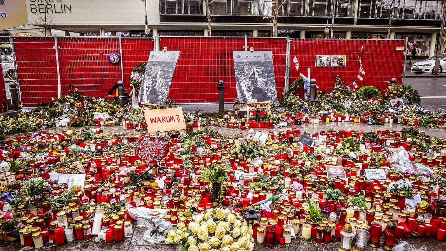 Blumen am Ort des islamistischen Anschlags auf den Weihnachtsmarkt.