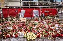 Blumen am Ort des islamistischen Anschlags auf den Weihnachtsmarkt.
