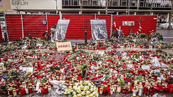 Blumen am Ort des islamistischen Anschlags auf den Weihnachtsmarkt. Blumen am Ort des islamistischen Anschlags auf den Weihnachtsmarkt.