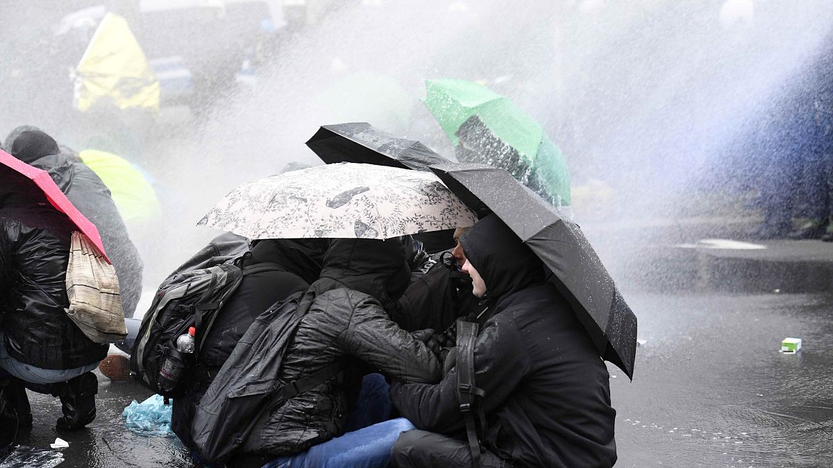 Canhões de água contra manifestantes em Hanôver