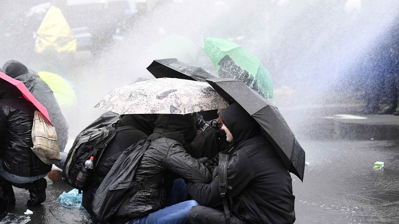 Canhões de água contra manifestantes em Hanôver