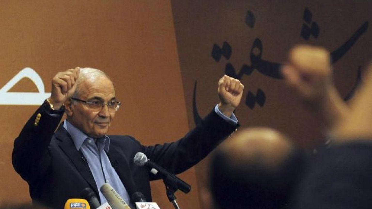 اختفاء أحمد شفيق بعد ترحيله إلى مصر