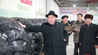 شكر خاص من زعيم كوريا الشمالية لعمال مصنع إطارات