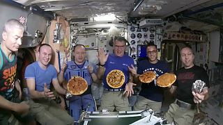 بالفيديو: طريقة تحضير البيتزا الفضائية