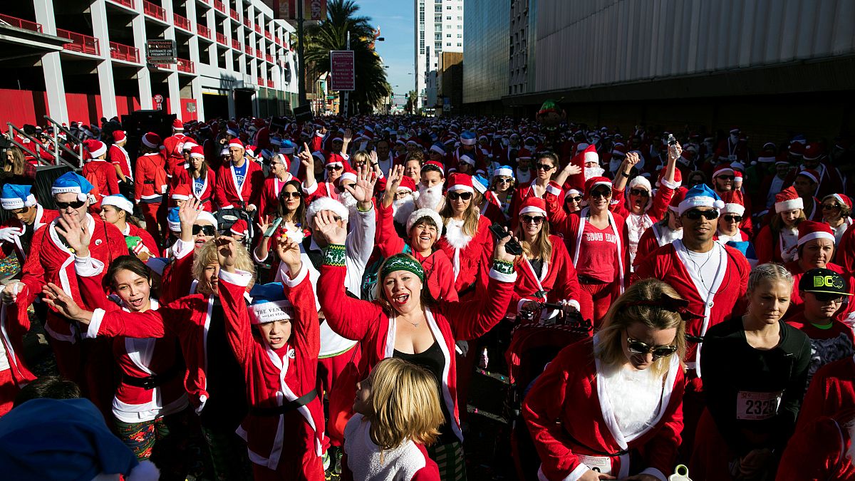 Sur la ligne de départ, des milliers de coureurs déguisés en Père Noël