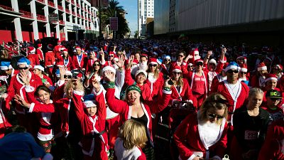 Sur la ligne de départ, des milliers de coureurs déguisés en Père Noël