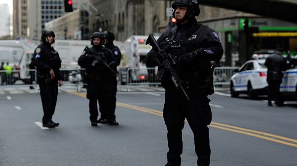 شجار خارج مقهي بنيويورك يخلف قتيلا و5 جرحى شجار خارج مقهي بنيويورك يخلف قتيلا و5 جرحى