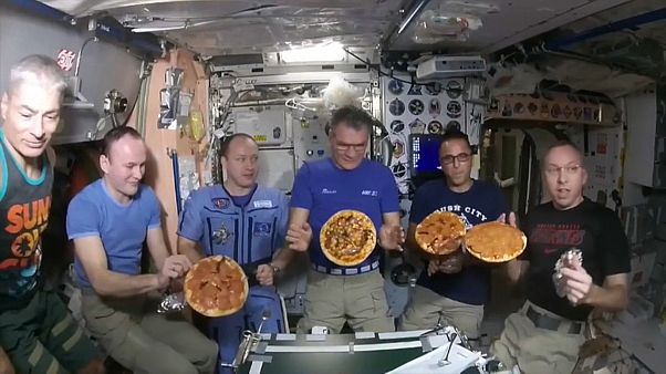 Pizzaessen im Weltall. Geht alles. Pizzaessen im Weltall. Geht alles.