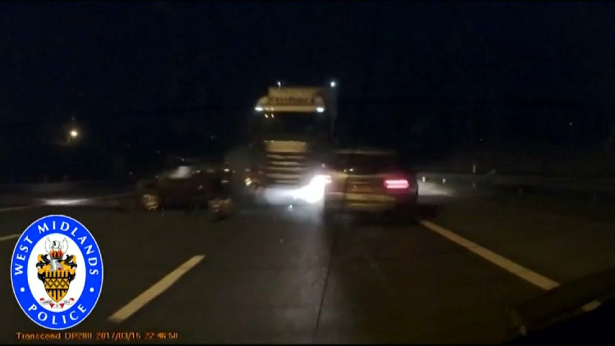 شاهد: لحظة اصطدام شاحنة بعدد من السيارات في طريق سريع ببريطانيا