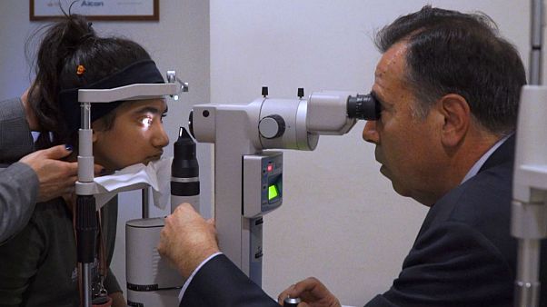 Προσφυγόπουλο βρίσκει την όραση του στα χέρια Έλληνα γιατρού Προσφυγόπουλο βρίσκει την όραση του στα χέρια Έλληνα γιατρού