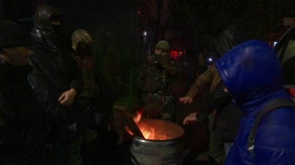 Ουκρανοί διαδηλωτές έχουν μπλοκάρει την είσοδο του τηλεοπτικού σταθμού Ουκρανοί διαδηλωτές έχουν μπλοκάρει την είσοδο του τηλεοπτικού σταθμού