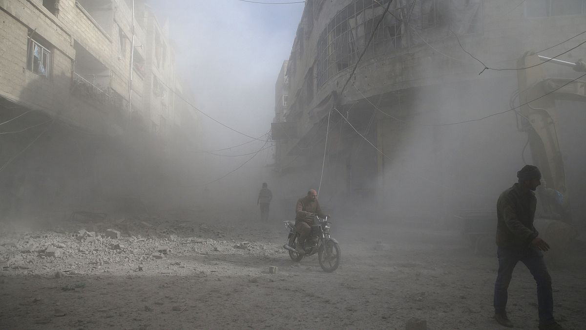 سكان الغوطة الشرقية يعانون من القصف الجوي لقوات النظام