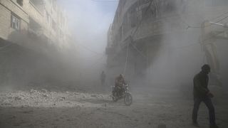 سكان الغوطة الشرقية يعانون من القصف الجوي لقوات النظام