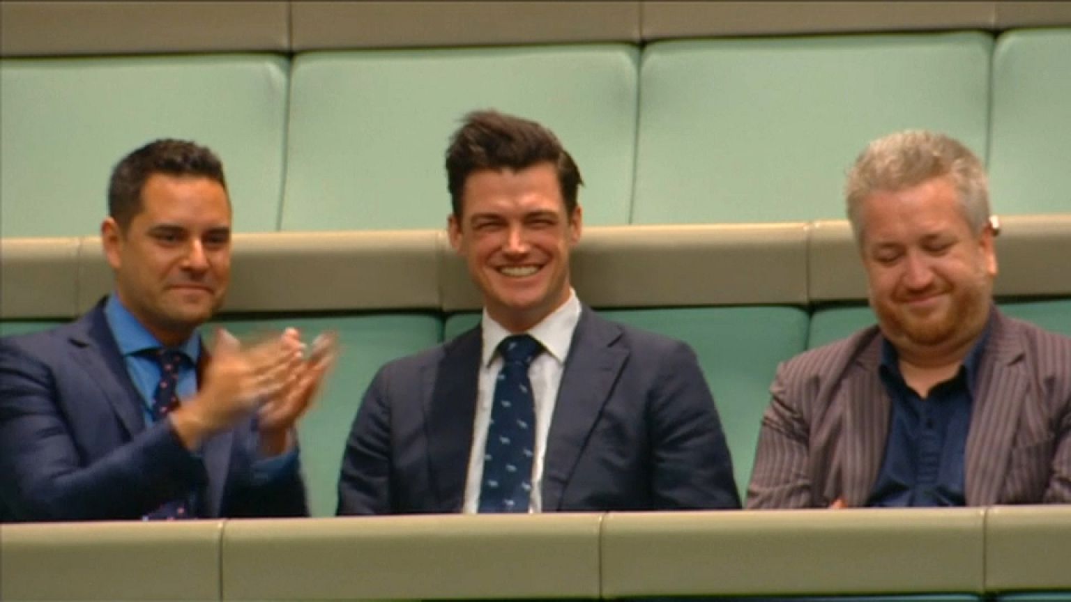 Deputado pede namorado em casamento no parlamento australiano