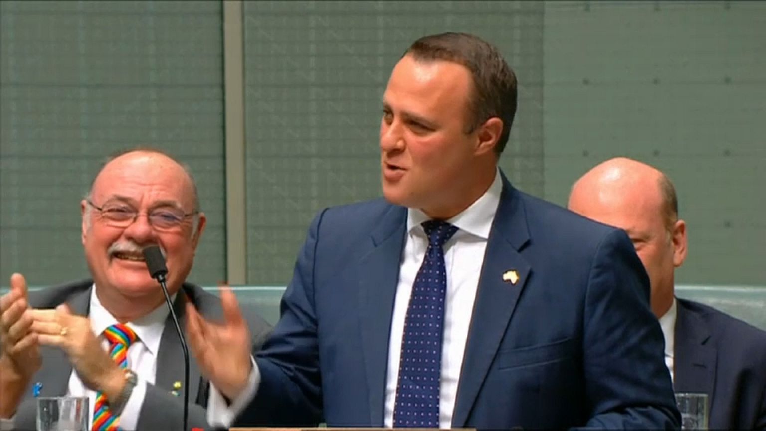 Un député australien demande son compagnon en mariage 