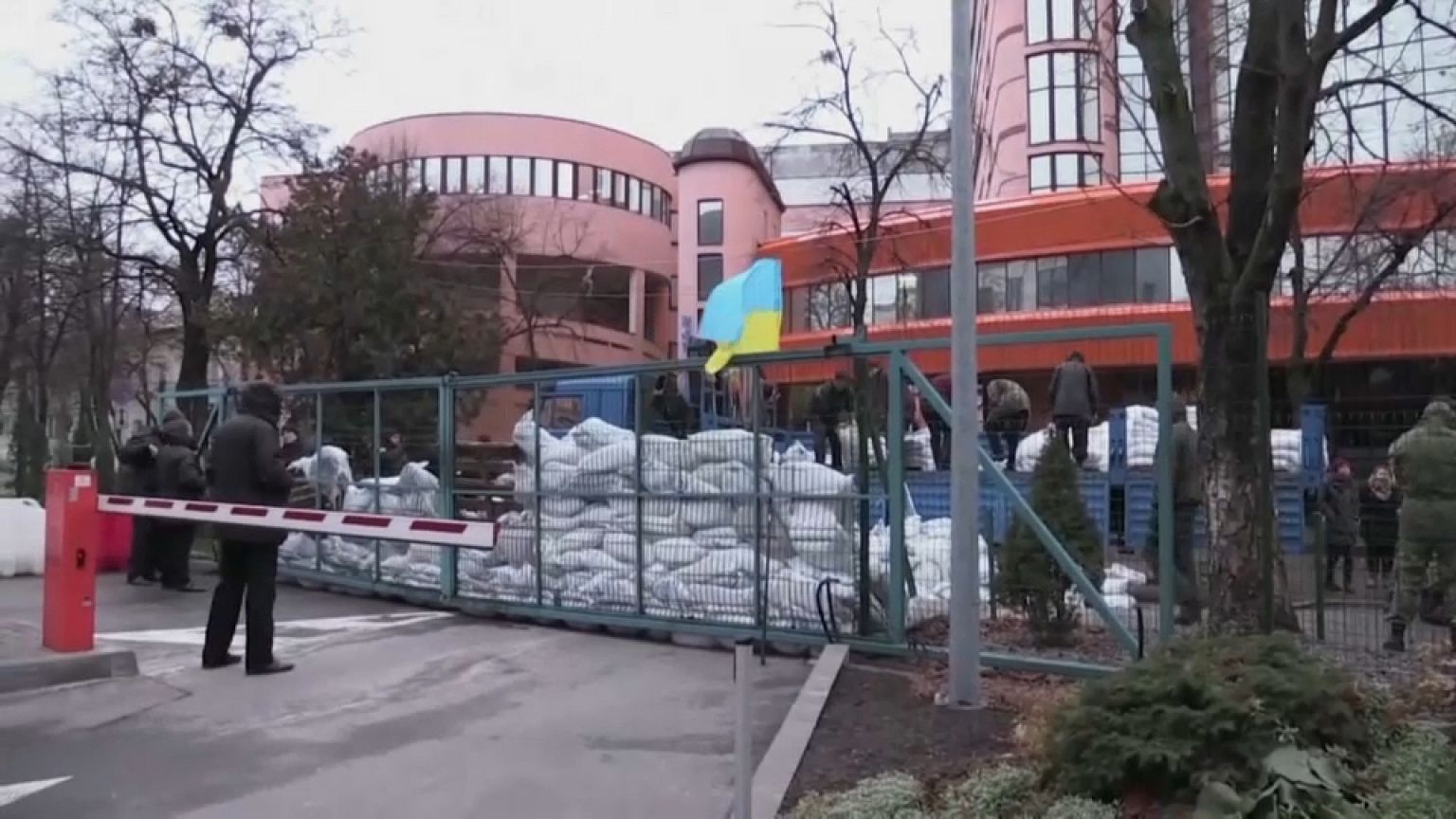 Des sacs de sable entassés bloquent l'accès à la chaîne NewsOne
