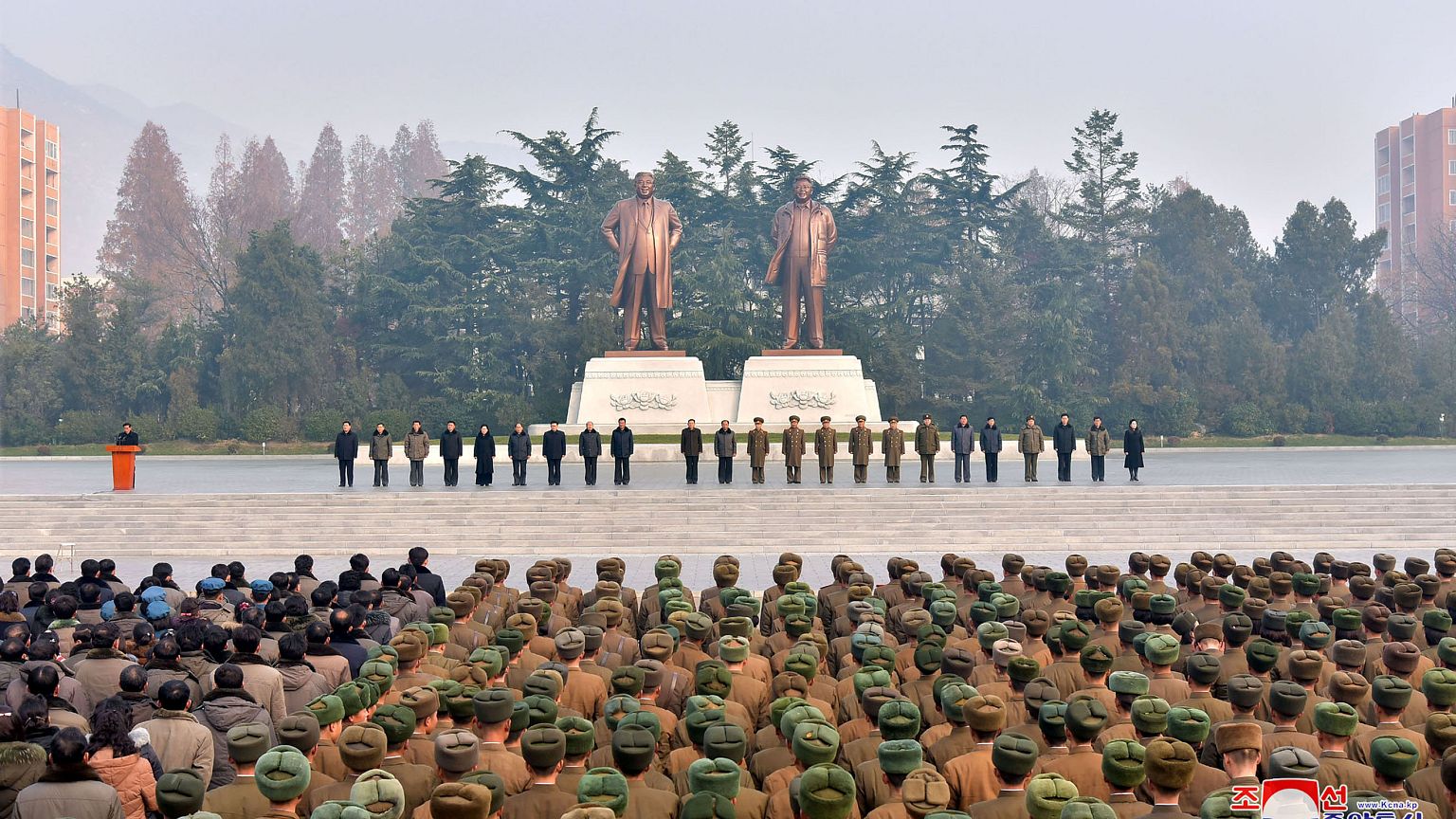 Civili e militari a una parata per celebrare gli avanzamenti sul nucleare