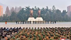 Civili e militari a una parata per celebrare gli avanzamenti sul nucleare