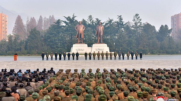 Civili e militari a una parata per celebrare gli avanzamenti sul nucleare Civili e militari a una parata per celebrare gli avanzamenti sul nucleare