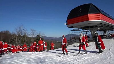 Noel Baba kostümüyle kayak keyfi
