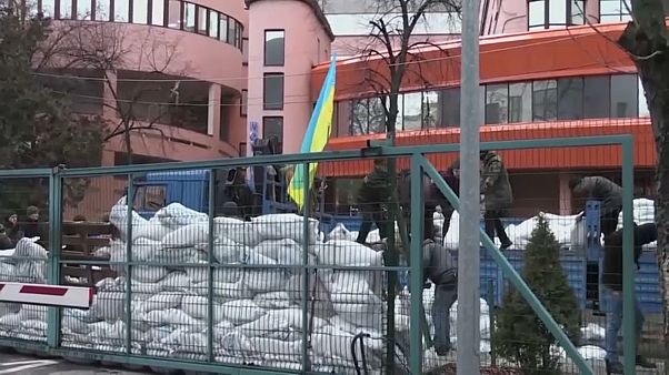 Proteste davanti alle TV ucraine Proteste davanti alle TV ucraine
