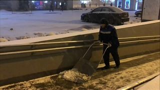 Москва: снегопад вызвал заторы на дорогах и в небе