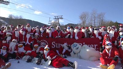 США: благотворительный лыжный спуск Санта-Клаусов