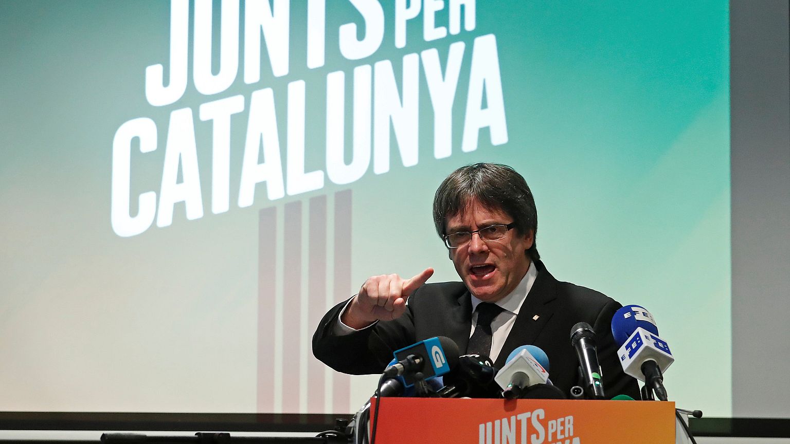 Puigdemont beszédet mond a belgiumi Oostkampban november 25-én