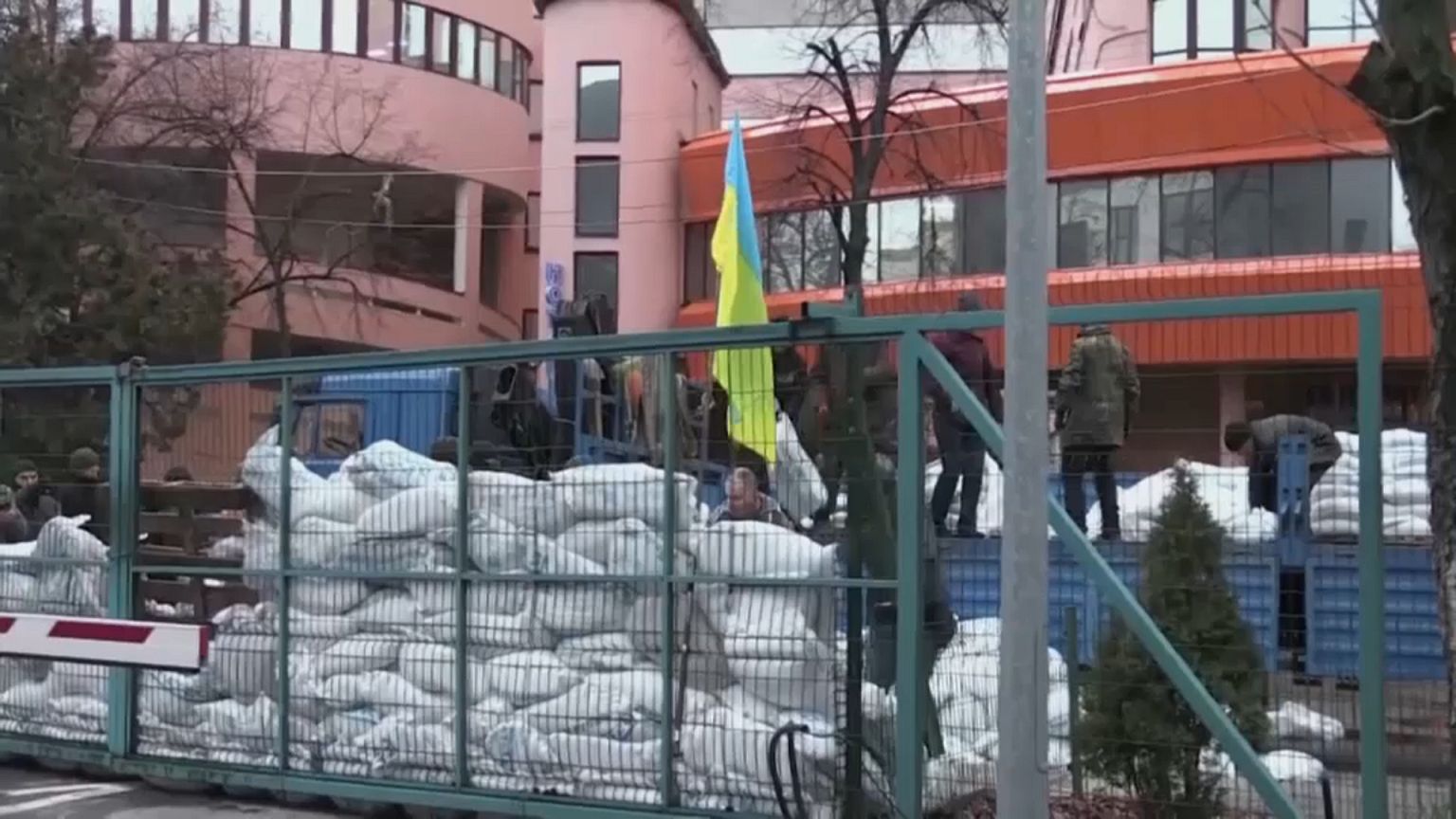 Kiev'de TV kanalı önünde protesto 