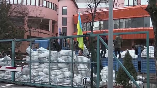Kiev'de TV kanalı önünde protesto Kiev'de TV kanalı önünde protesto