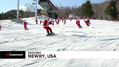 Dutzende Weihnachtsmänner auf der Piste