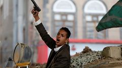 مقاتل حوثي يجلس على دبابة بعد وفاة الرئيس اليمني السابق علي عبدالله صالح