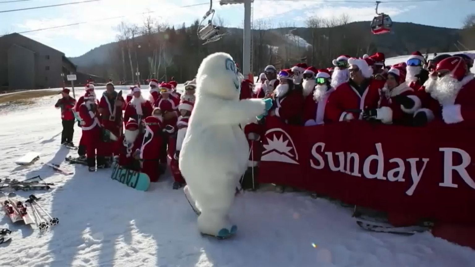 Des Pères Noël glissent pour la bonne cause