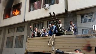 جانب من احتفالات المقاتلين الحوثيين أمام منزل الرئيس علي عبدالله صالح إثر م
