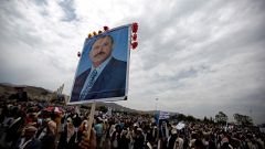 يمنيون يحملون علي عبد الله صالح بعد مقتله 