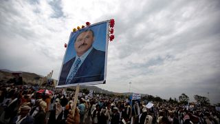 يمنيون يحملون علي عبد الله صالح بعد مقتله