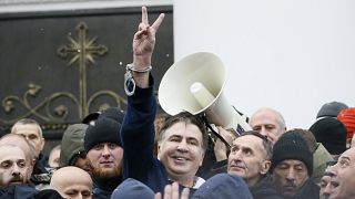 Michail Saakashvili zeigt nach seiner Befreiung das Victory-Zeichen