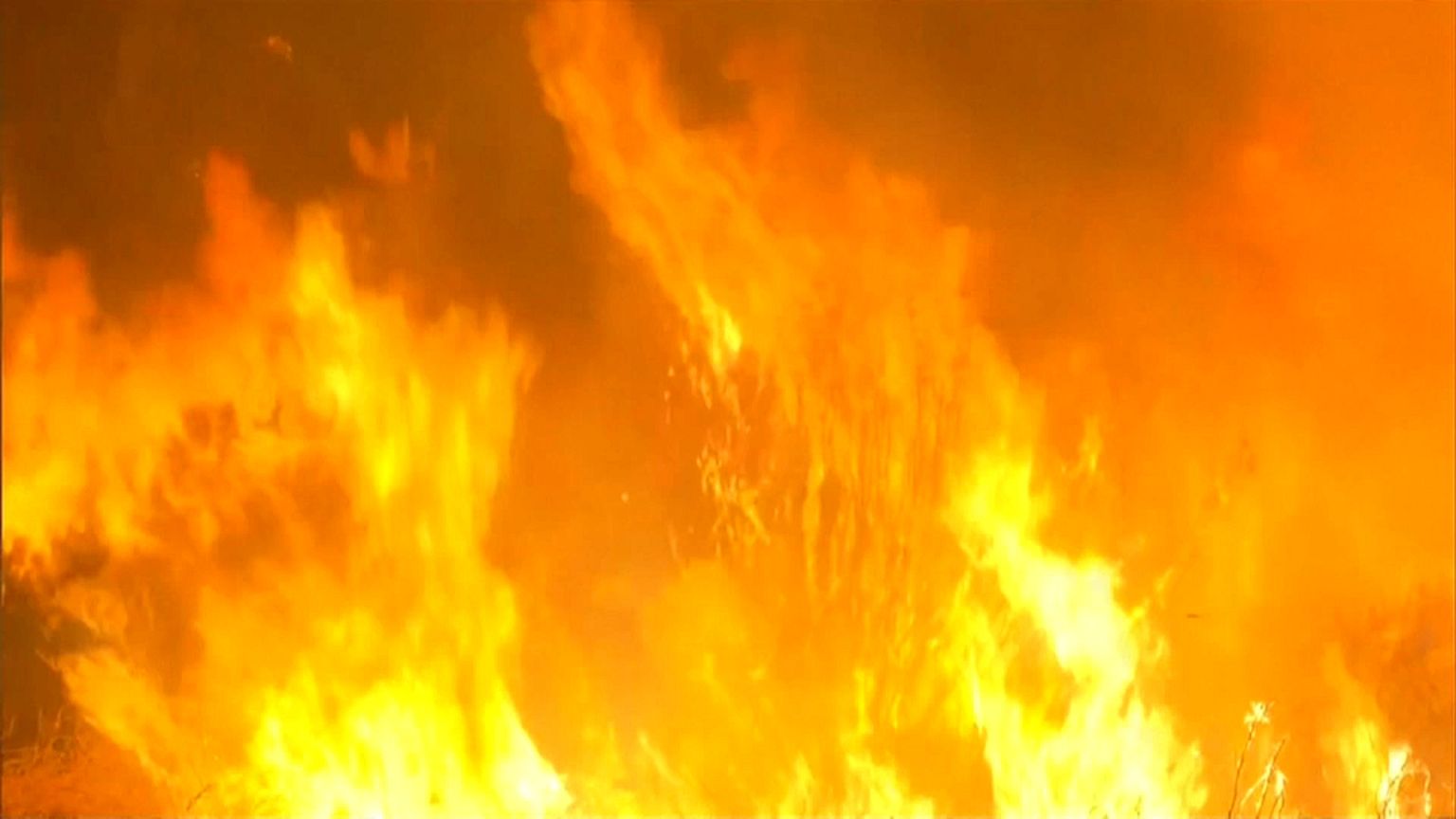 California wildfire: thousands evacuated from Ventura County