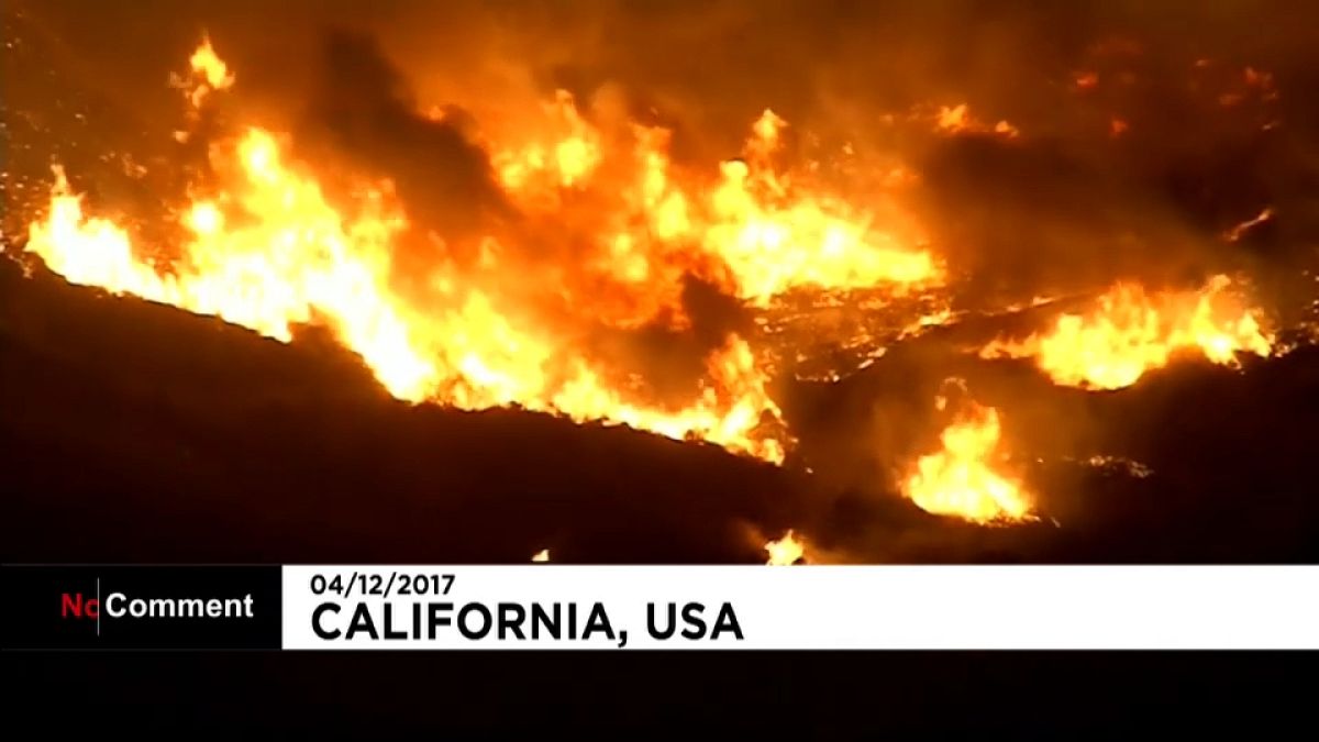 Un incendie dévore les alentours de Los Angeles 