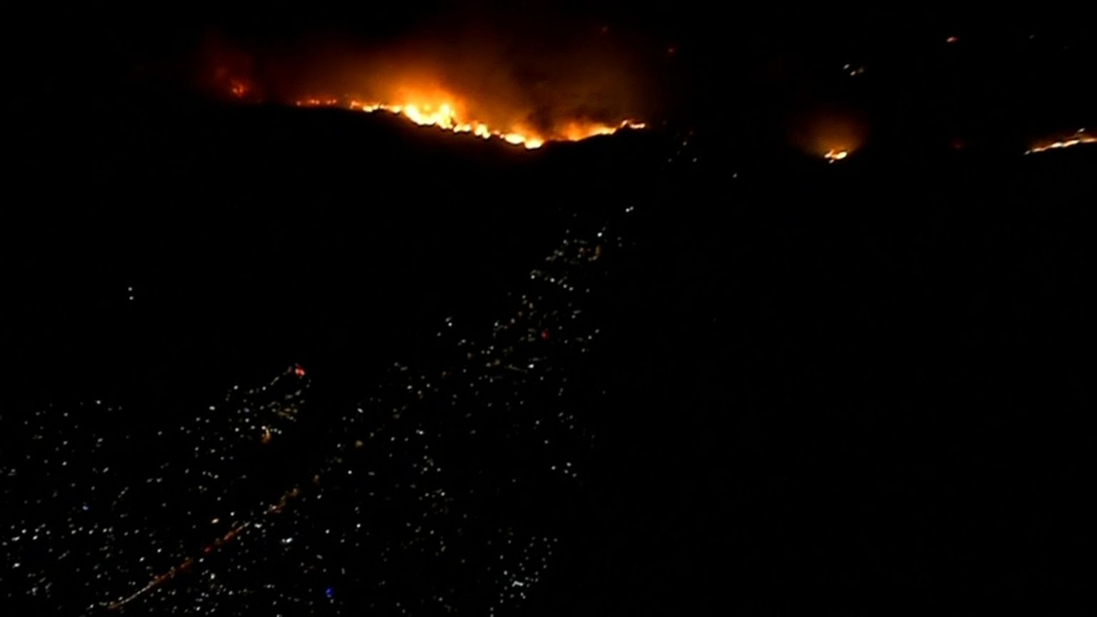 Incêndios na Califórnia ameaçam duas cidades