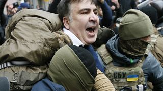 ضباط شرطة يعتقلون رئيس جورجيا السابق ميخائيل ساكاشفيلي