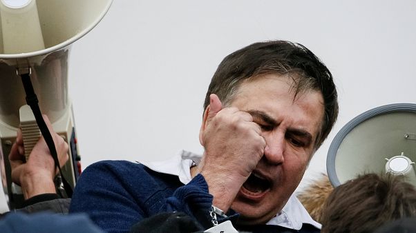 Saakashvili libertado pelos apoiantes após detenção em Kiev Saakashvili libertado pelos apoiantes após detenção em Kiev