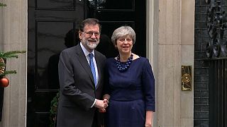 Rajoy y May se estrechan la mano en Downing Street