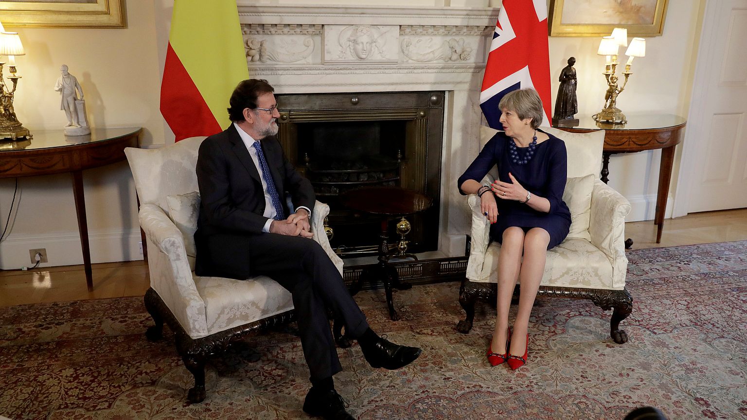 Theresa May volta a apoiar Rajoy com Catalunha