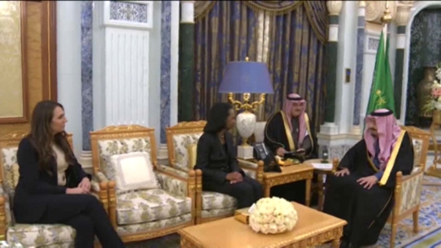 ماذا تفعل كونداليزا رايس في السعودية؟
