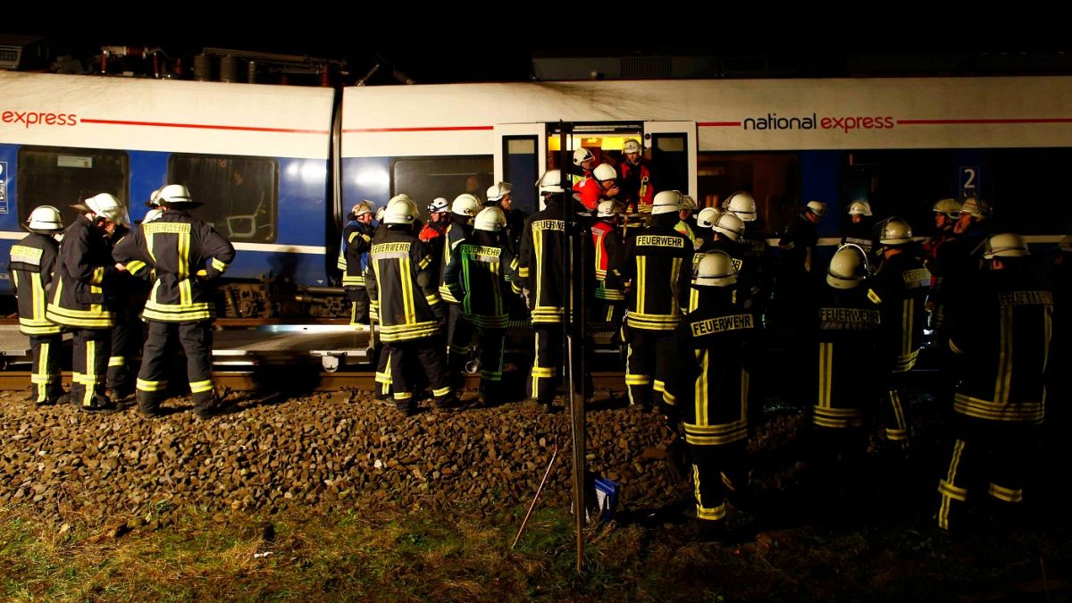 Δεκάδες πυροσβέστες απεγκλωβίζουν τους επιβάτες από την αμαξοστοιχία