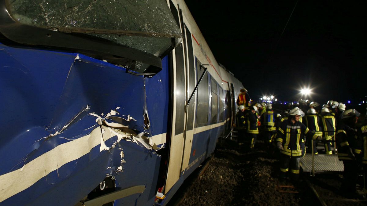 Almanya'da yolcu ve yük treni çarpıştı 