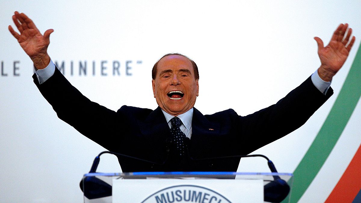 Berlusconi saluta la folla durante la campagna elettorale in Sicilia